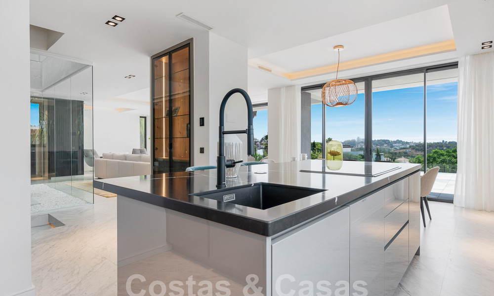 Nueva villa de diseño modernista en venta con impresionantes vistas al mar en prestigioso resort de golf en Marbella - Benahavis 55868