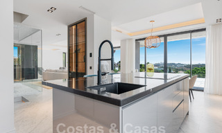 Nueva villa de diseño modernista en venta con impresionantes vistas al mar en prestigioso resort de golf en Marbella - Benahavis 55868 