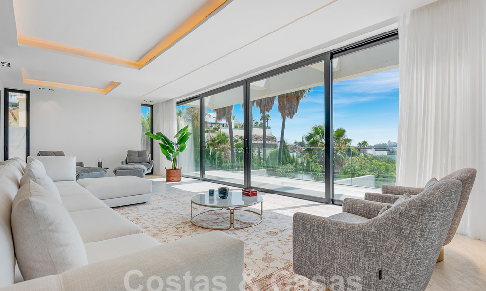 Nueva villa de diseño modernista en venta con impresionantes vistas al mar en prestigioso resort de golf en Marbella - Benahavis 55870
