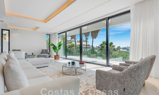 Nueva villa de diseño modernista en venta con impresionantes vistas al mar en prestigioso resort de golf en Marbella - Benahavis 55870 