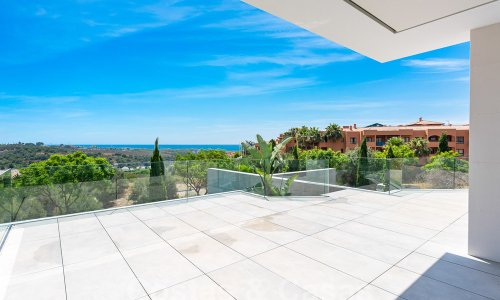 Nueva villa de diseño modernista en venta con impresionantes vistas al mar en prestigioso resort de golf en Marbella - Benahavis 55890