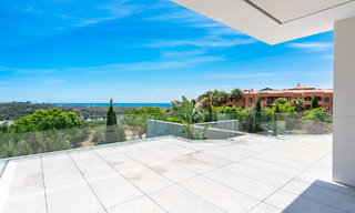 Nueva villa de diseño modernista en venta con impresionantes vistas al mar en prestigioso resort de golf en Marbella - Benahavis 55890 