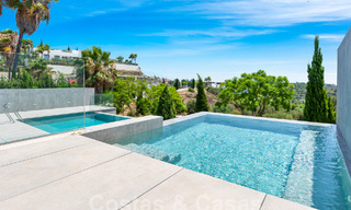 Nueva villa de diseño modernista en venta con impresionantes vistas al mar en prestigioso resort de golf en Marbella - Benahavis 55891 