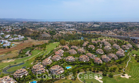 Lujoso ático dúplex en venta en complejo cerrado junto a campo de golf en Marbella - Benahavis 55995