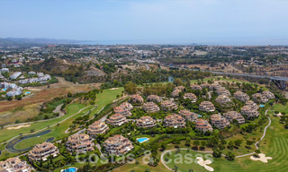 Lujoso ático dúplex en venta en complejo cerrado junto a campo de golf en Marbella - Benahavis 55995 