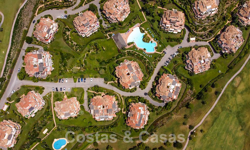 Lujoso ático dúplex en venta en complejo cerrado junto a campo de golf en Marbella - Benahavis 55996