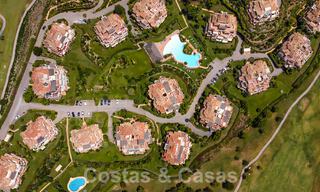 Lujoso ático dúplex en venta en complejo cerrado junto a campo de golf en Marbella - Benahavis 55996 