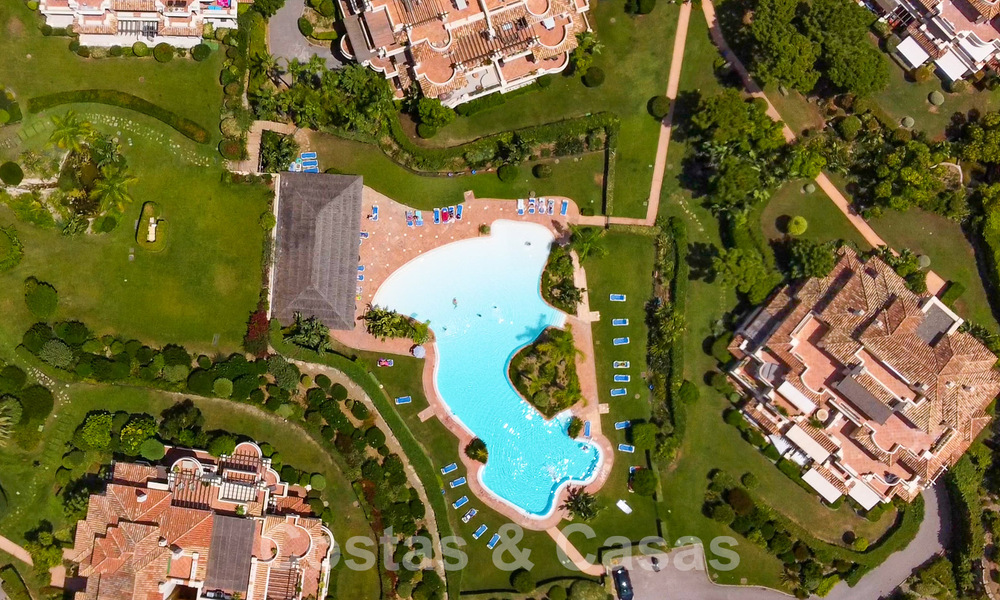 Lujoso ático dúplex en venta en complejo cerrado junto a campo de golf en Marbella - Benahavis 55997