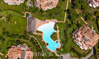 Lujoso ático dúplex en venta en complejo cerrado junto a campo de golf en Marbella - Benahavis 55997 