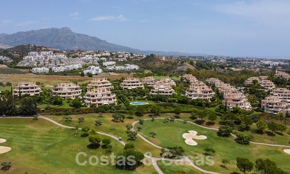 Lujoso ático dúplex en venta en complejo cerrado junto a campo de golf en Marbella - Benahavis 55998