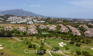 Lujoso ático dúplex en venta en complejo cerrado junto a campo de golf en Marbella - Benahavis 55998 