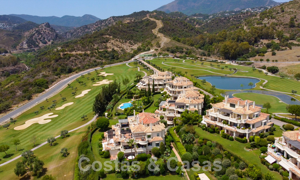 Lujoso ático dúplex en venta en complejo cerrado junto a campo de golf en Marbella - Benahavis 55999