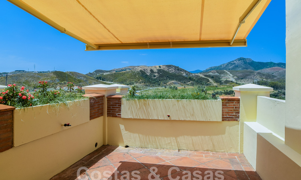 Lujoso ático dúplex en venta en complejo cerrado junto a campo de golf en Marbella - Benahavis 56002