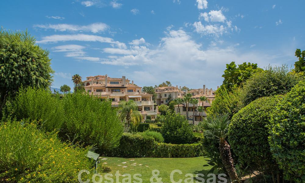 Lujoso ático dúplex en venta en complejo cerrado junto a campo de golf en Marbella - Benahavis 56020