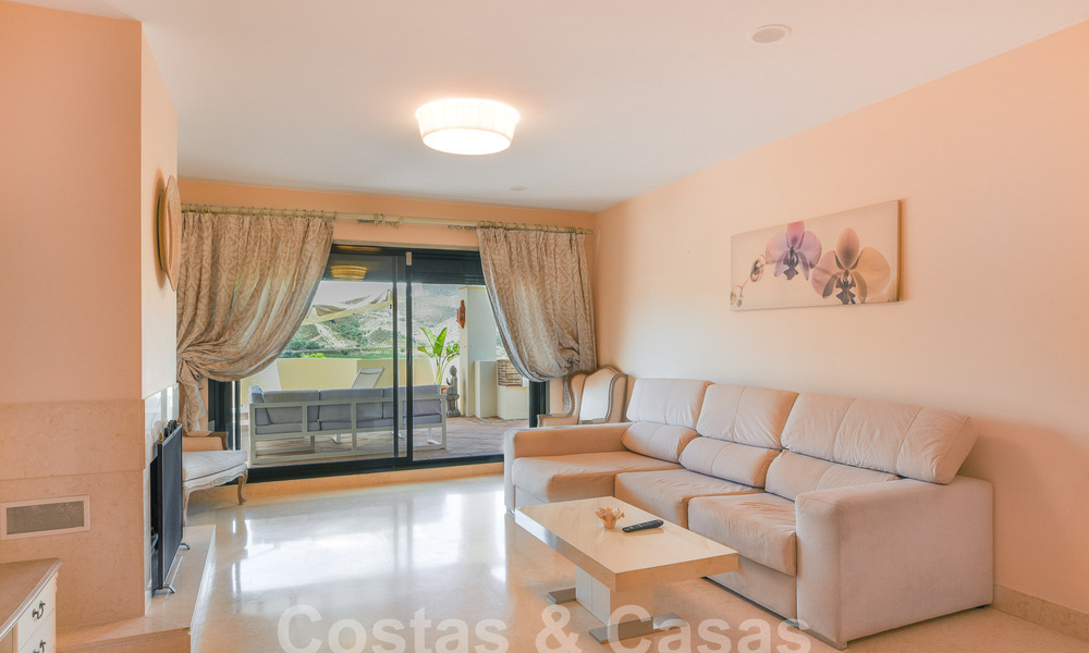 Lujoso ático dúplex en venta en complejo cerrado junto a campo de golf en Marbella - Benahavis 56022