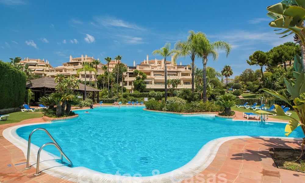 Lujoso ático dúplex en venta en complejo cerrado junto a campo de golf en Marbella - Benahavis 56031