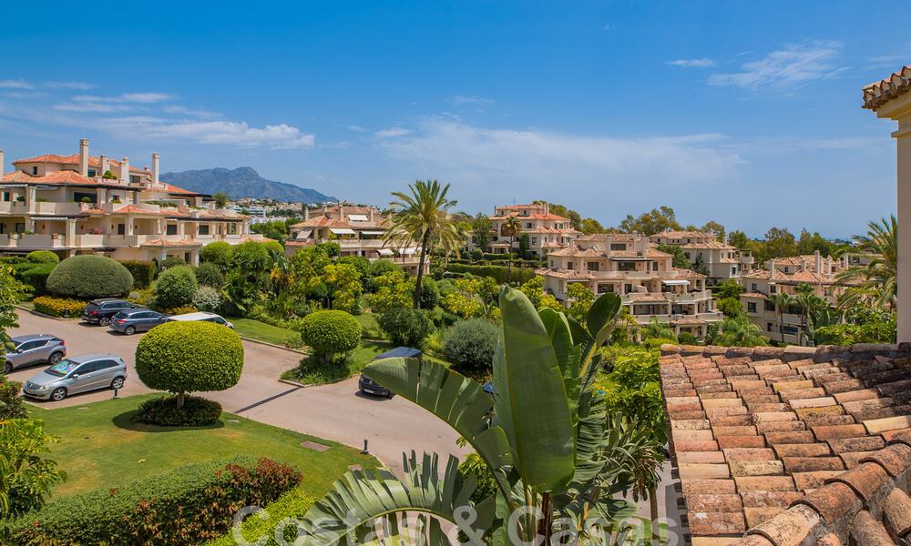 Lujoso ático dúplex en venta en complejo cerrado junto a campo de golf en Marbella - Benahavis 56035