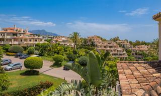 Lujoso ático dúplex en venta en complejo cerrado junto a campo de golf en Marbella - Benahavis 56035 