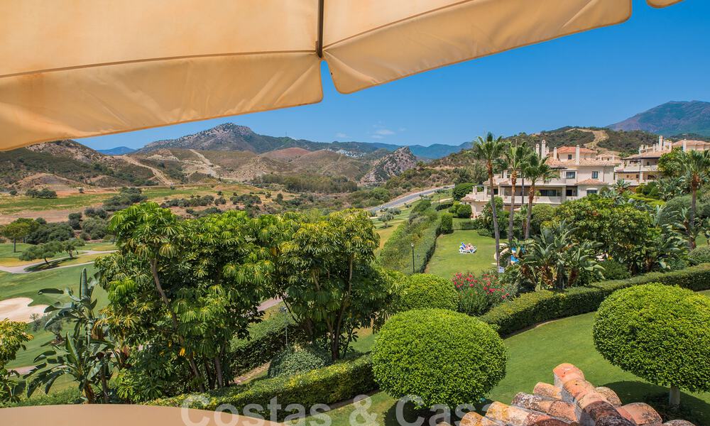 Lujoso ático dúplex en venta en complejo cerrado junto a campo de golf en Marbella - Benahavis 56037