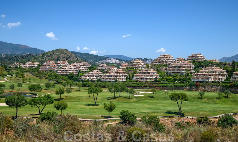 Lujoso ático dúplex en venta en complejo cerrado junto a campo de golf en Marbella - Benahavis 56074