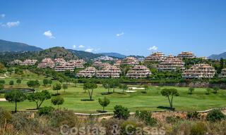 Lujoso ático dúplex en venta en complejo cerrado junto a campo de golf en Marbella - Benahavis 56074 