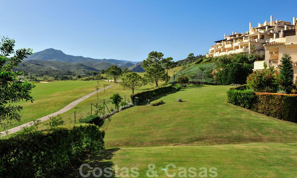 Lujoso ático dúplex en venta en complejo cerrado junto a campo de golf en Marbella - Benahavis 56075