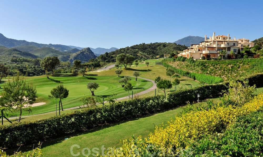 Lujoso ático dúplex en venta en complejo cerrado junto a campo de golf en Marbella - Benahavis 56076