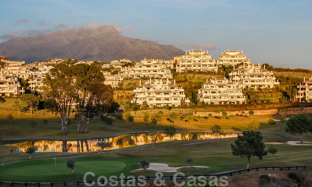 Lujoso ático dúplex en venta en complejo cerrado junto a campo de golf en Marbella - Benahavis 56079