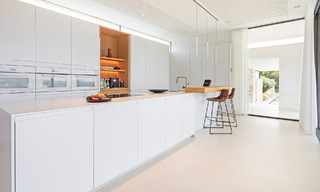 Villa de lujo ultramoderna en venta en primera línea de golf en el prestigioso Marbella Club Golf Resort en Benahavis 56132 