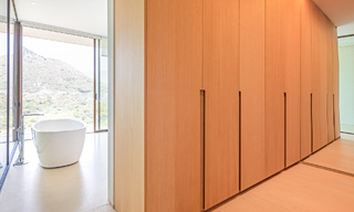 Villa de lujo ultramoderna en venta en primera línea de golf en el prestigioso Marbella Club Golf Resort en Benahavis 56137 