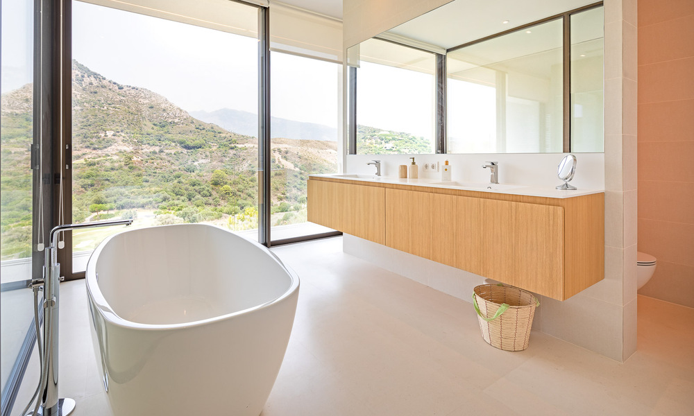 Villa de lujo ultramoderna en venta en primera línea de golf en el prestigioso Marbella Club Golf Resort en Benahavis 56138