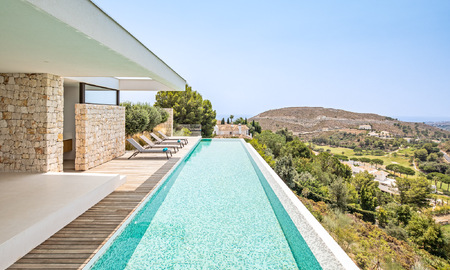 Villa de lujo ultramoderna en venta en primera línea de golf en el prestigioso Marbella Club Golf Resort en Benahavis 56140