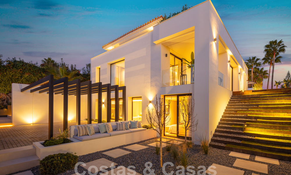 Villa superior renovada de estilo moderno en venta en el corazón del valle del golf de Nueva Andalucia, Marbella 56040