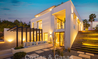 Villa superior renovada de estilo moderno en venta en el corazón del valle del golf de Nueva Andalucia, Marbella 56040 