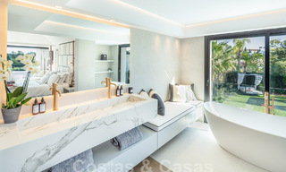 Villa superior renovada de estilo moderno en venta en el corazón del valle del golf de Nueva Andalucia, Marbella 56045 