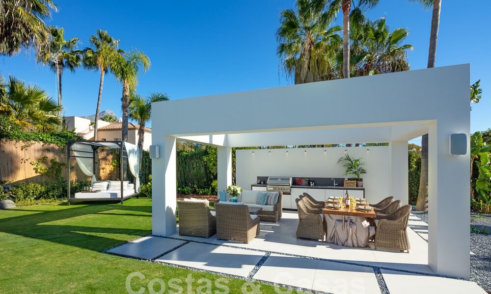 Villa superior renovada de estilo moderno en venta en el corazón del valle del golf de Nueva Andalucia, Marbella 56049