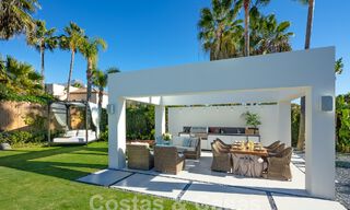 Villa superior renovada de estilo moderno en venta en el corazón del valle del golf de Nueva Andalucia, Marbella 56049 
