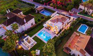 Villa superior renovada de estilo moderno en venta en el corazón del valle del golf de Nueva Andalucia, Marbella 56070 