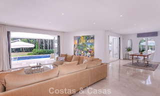 Elegante villa de una sola planta en venta a poca distancia de la playa en la Nueva Milla de Oro entre Marbella y Estepona 56486 