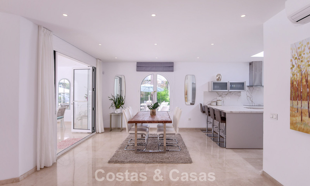 Elegante villa de una sola planta en venta a poca distancia de la playa en la Nueva Milla de Oro entre Marbella y Estepona 56488