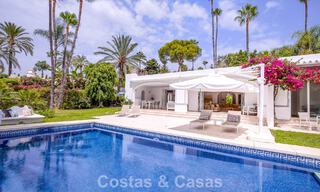 Elegante villa de una sola planta en venta a poca distancia de la playa en la Nueva Milla de Oro entre Marbella y Estepona 56491 