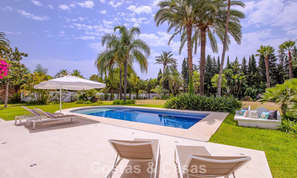 Elegante villa de una sola planta en venta a poca distancia de la playa en la Nueva Milla de Oro entre Marbella y Estepona 56498