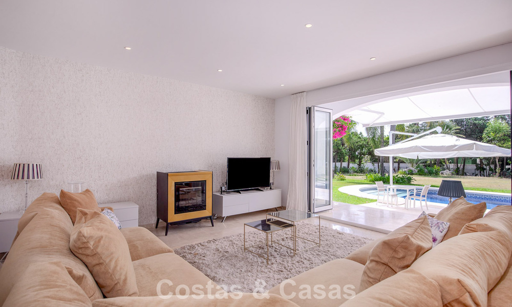 Elegante villa de una sola planta en venta a poca distancia de la playa en la Nueva Milla de Oro entre Marbella y Estepona 56500