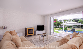 Elegante villa de una sola planta en venta a poca distancia de la playa en la Nueva Milla de Oro entre Marbella y Estepona 56500 