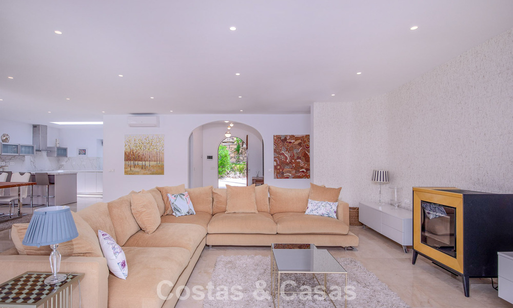 Elegante villa de una sola planta en venta a poca distancia de la playa en la Nueva Milla de Oro entre Marbella y Estepona 56501