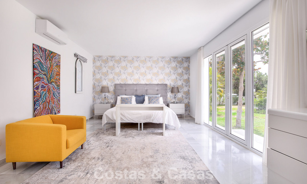 Elegante villa de una sola planta en venta a poca distancia de la playa en la Nueva Milla de Oro entre Marbella y Estepona 56505