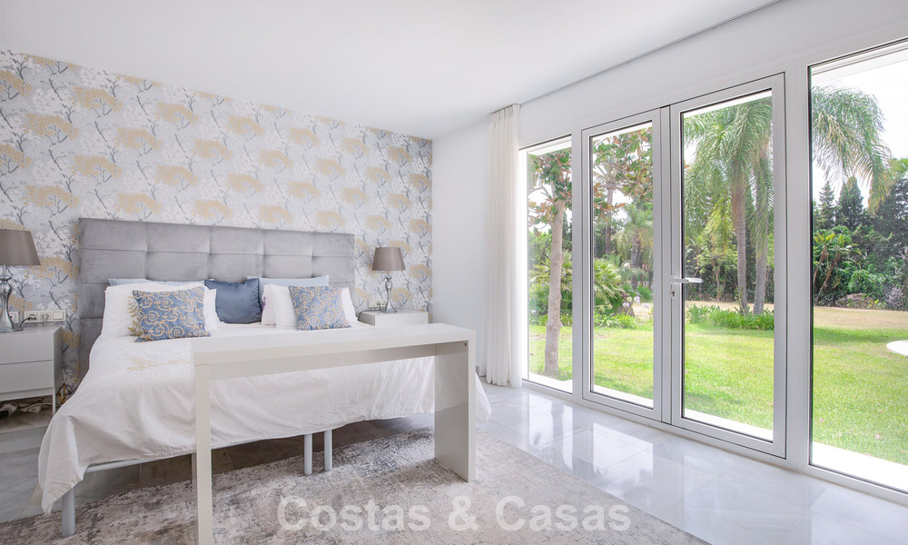 Elegante villa de una sola planta en venta a poca distancia de la playa en la Nueva Milla de Oro entre Marbella y Estepona 56506