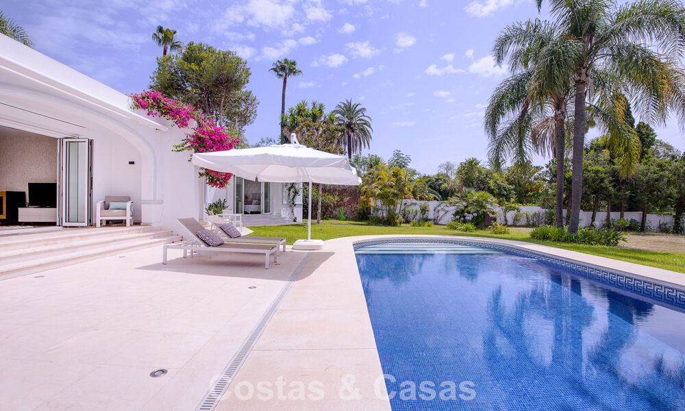 Elegante villa de una sola planta en venta a poca distancia de la playa en la Nueva Milla de Oro entre Marbella y Estepona 56510