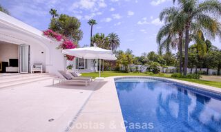 Elegante villa de una sola planta en venta a poca distancia de la playa en la Nueva Milla de Oro entre Marbella y Estepona 56510 