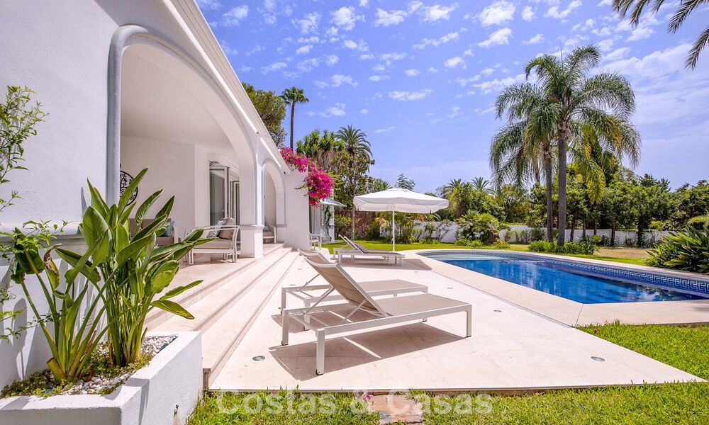 Elegante villa de una sola planta en venta a poca distancia de la playa en la Nueva Milla de Oro entre Marbella y Estepona 56513